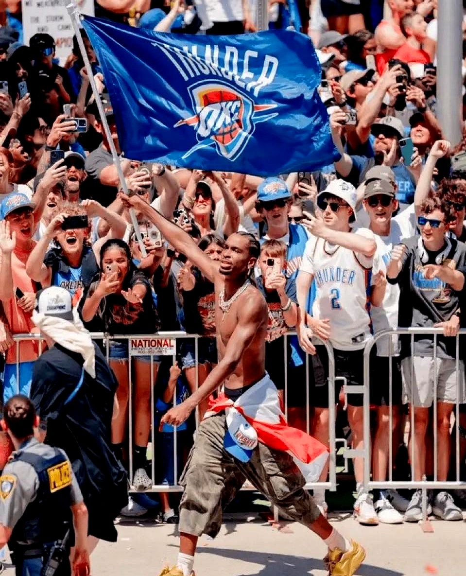 罗马八强战爆冷俄克拉荷马城雷霆,利拉德砍下13记关键球,全场沸腾 罗马八强战爆冷俄克拉荷马城雷霆,利拉德砍下13记关键球,全场沸腾